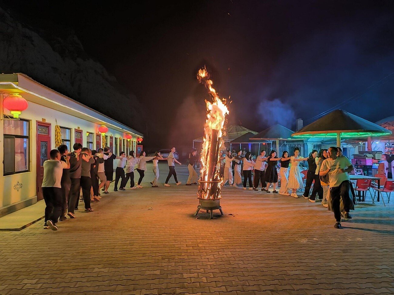 光潤通員工圍在篝火旁跳舞 光潤通員工圍在篝火旁跳舞