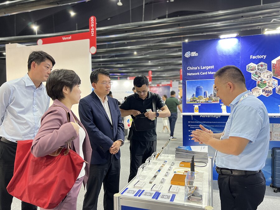 通州區副區長林正航一行在光潤通科技GITEX展位前聽取介紹