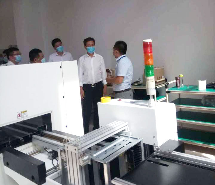 高碑店市委書記侯曉平，市長邱強一行，蒞臨光潤通科研生產基地(圖4)