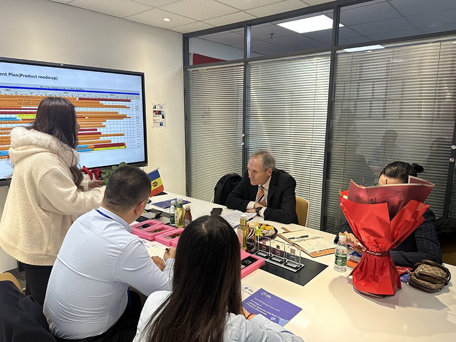 摩爾多瓦駐華大使聽取光潤通未來發展分析報告